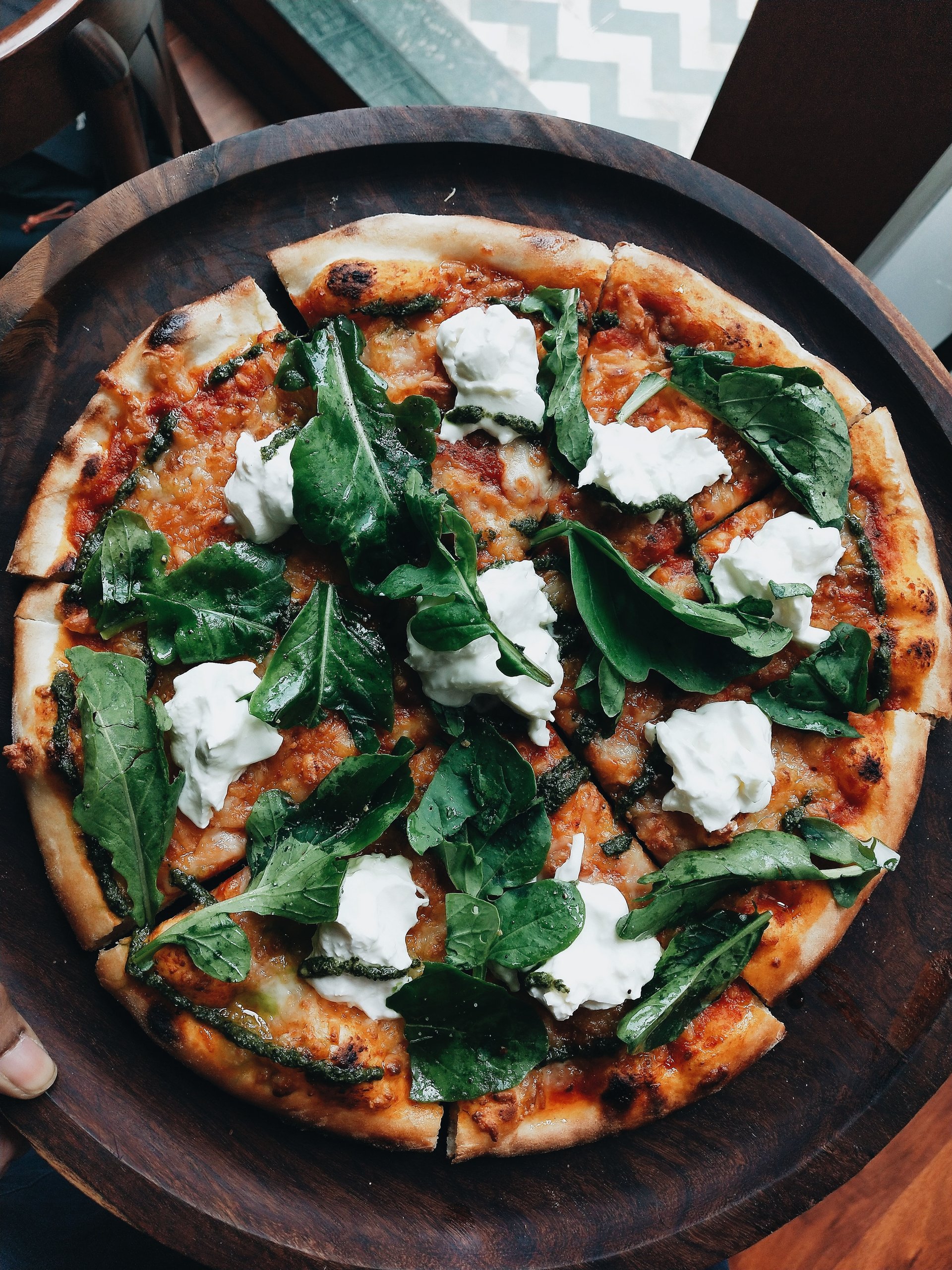 IQ Pizza — Σαλάτα με μπουράτα